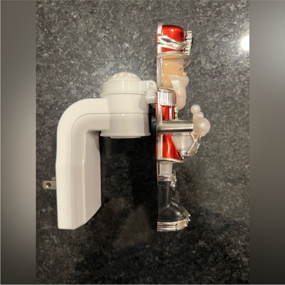 Bath & Body Works Rare 2020 Red Nutcracker Wallflower Plug in with Drum - Picture 3 of 3